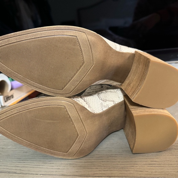 Snakeskin pattern booties - size 7 never worn - Picture 3 of 4